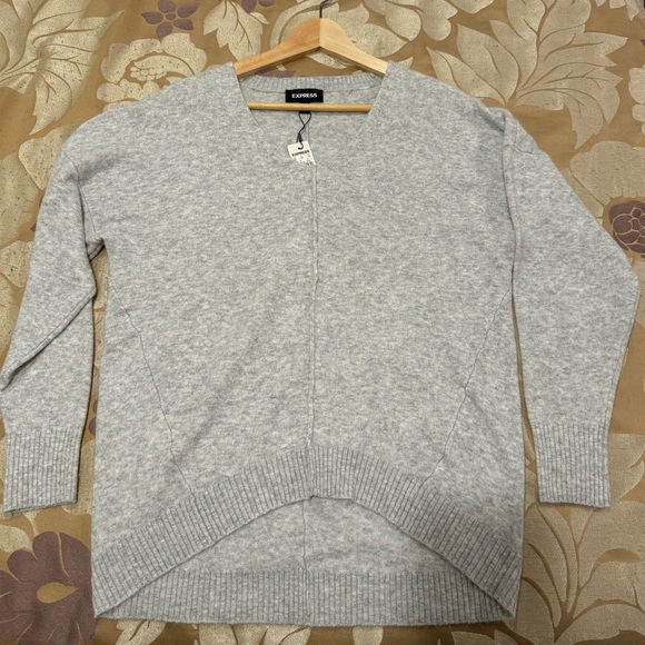 NWT Women’s EXPRESS Seamed V-Neck Tunic Sweater - Silver Heather Gray - Picture 1 of 6